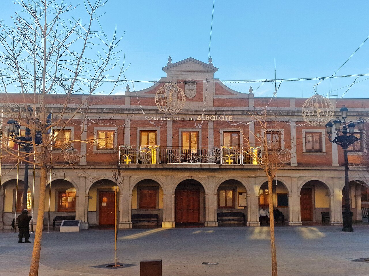 Ayuntamiento de Albolote, en la provincia de Granada (España), situado en plaza de España.