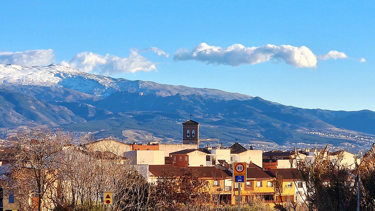 Vista parcial de la localidad de Albolote, en la provincia de Granada (España), desde el puente del camino de las Cruces que atraviesa la autovía A-92. Al fondo, Sierra Nevada.