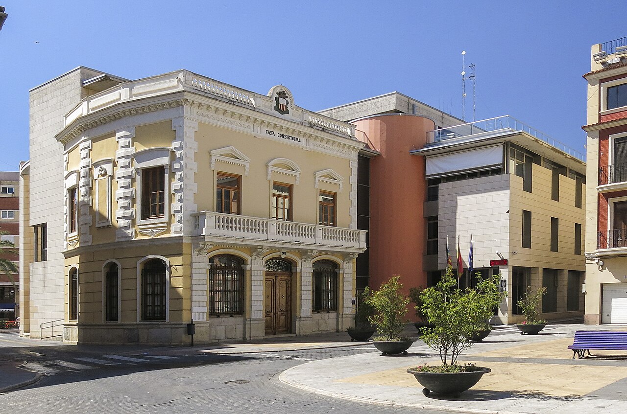 Algemesí és un municipi del País Valencià situat a la comarca de la Ribera Alta, de la qual és la segona ciutat més poblada. Limita amb Alzira, Alginet i Guadassuar (a la mateixa comarca) i amb Albalat de la Ribera, Polinyà de Xúquer i Sollana (a la Ribera Baixa). (Viquipèdia)