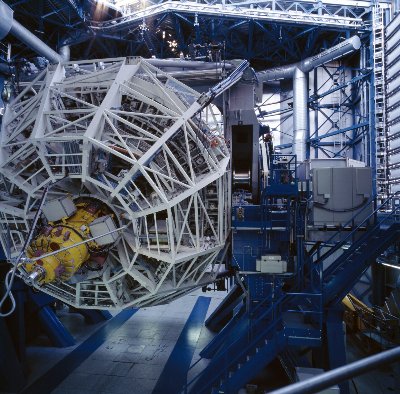 Every day, before the observations start, each telescope undergoes a complete start up during which each of its function is checked, like a plane before take off. Here, Antu, the first Unit Telescope, has been moved to a very low altitude.