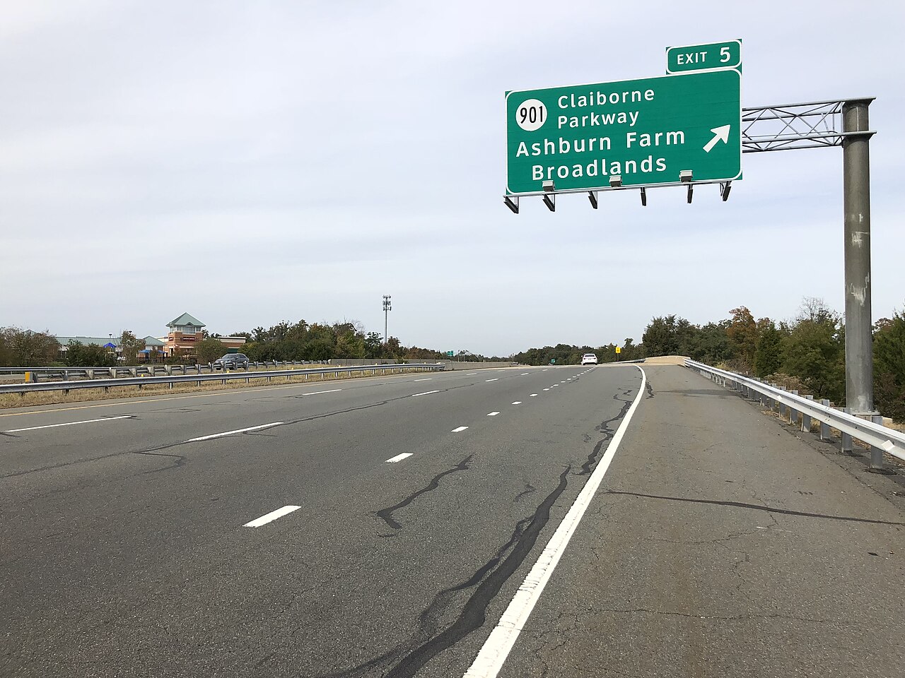 View west along Virginia State Route 267 (Dulles Greenway) at Exit 5 (Virginia State Route 901/Claiborne Parkway, Ashburn Farm, Broadlands) in Broadlands, Loudoun County, Virginia