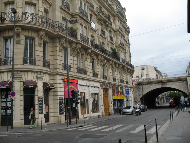 Streets of Asnières nearby the Transilien station. (Author: Metropolitan)