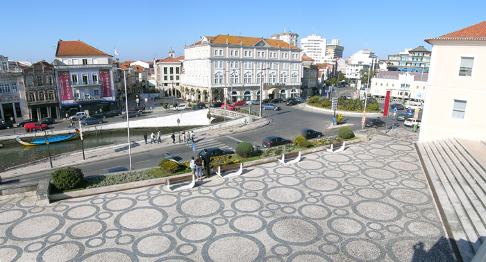 Zentraler Kreisverkehr der Stadt Aveiro, auf einer Brücke gelegen (Das Panoramabild ist aus drei selbst fotografierten Bildern zusammengefügt und in dieser Auflösung von mir unter der GNU-FDL freigegeben)
Fotografiert von Janekpfeifer am 10.April 2004
