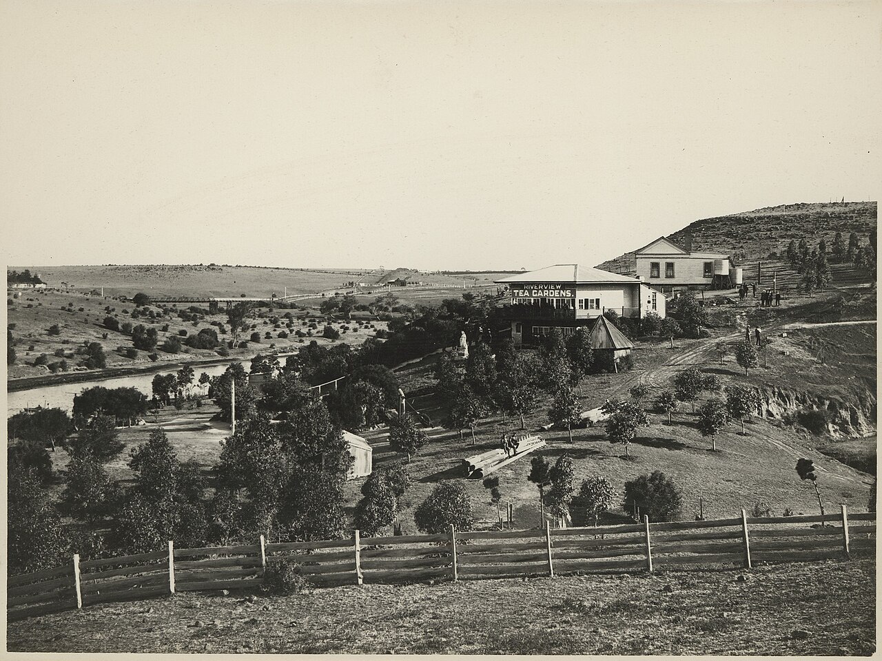 These structures existed 1909-1939 when they fell into disuse. They have been demolished and replaced by the Canning Tea Gardens Reserve and football oval, Avondale Heights.