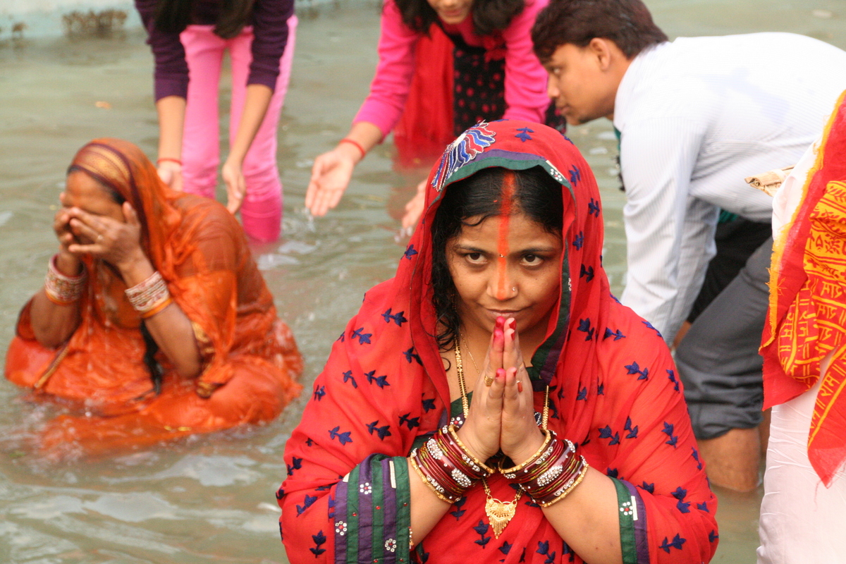 Sandhya Arghya (evening offerings)
This day is spent preparing the prasad (offerings)at home. On the eve of this day, the entire household accompanies the Vratins to a riverbank, pond or a common large water body to make the offerings (Arghya) to the setting sun. It is during this phase of Chhath Puja that the devotees offer prayers to the just setting sun. The occasion is almost a carnival. Besides the Vratins, there are friends and family, and numerous participants and onlookers, all willing to help and receive the blessings of the worshipper. The folk songs sung on the evening of Chhath.
