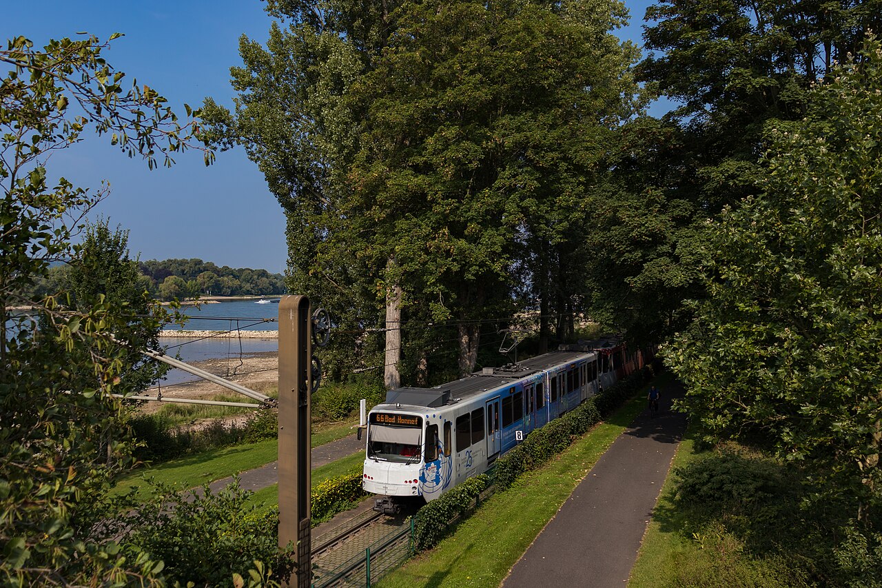 Stadtbahnlinie 66 auf der Siebengebirgsbahn an der Rheinpromenade in Bad Honnef; Aufnahmestandpunkt: Fußgängerüberführung Am Spitzenbach