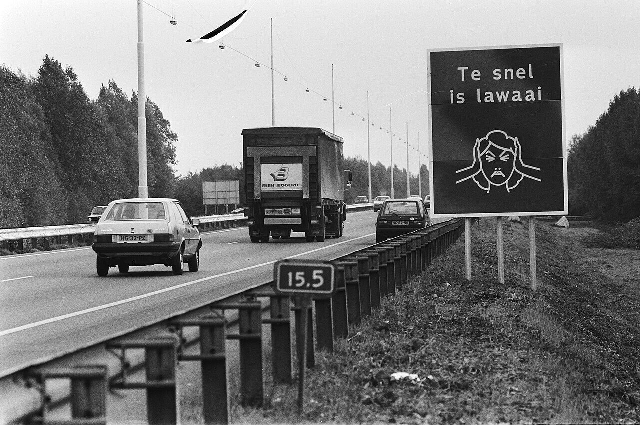 Collectie / Archief : Fotocollectie Anefo
Reportage / Serie : Borden tegen geluidshinder langs rijkweg 9 bij Badhoevedorp
Beschrijving : Bord met het opschrift "Te snel is lawaai"
Datum : 12 oktober 1982
Locatie : Badhoevedorp, Noord-Holland
Trefwoorden : borden, geluidshinder, rijkswegen
Fotograaf : Dijk, Hans van / Anefo
Auteursrechthebbende : Nationaal Archief
Materiaalsoort : Negatief (zwart/wit)
Nummer archiefinventaris : bekijk toegang 2.24.01.05

Bestanddeelnummer : 932-3618