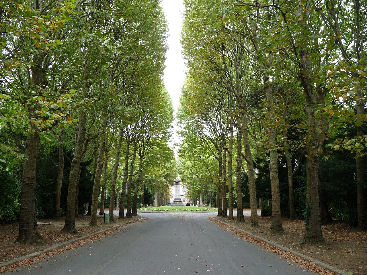 L'allée centrale du cimetière de Bagneux, vue en direction de l'entrée principale du cimetière