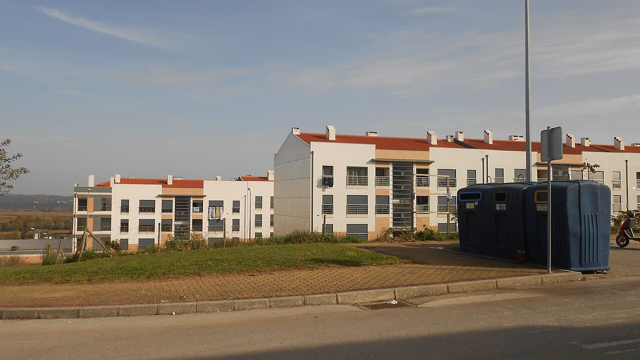 The new part of Pereira, a civil parish of the Montemor-o-Velho municipality in the Coimbra district.