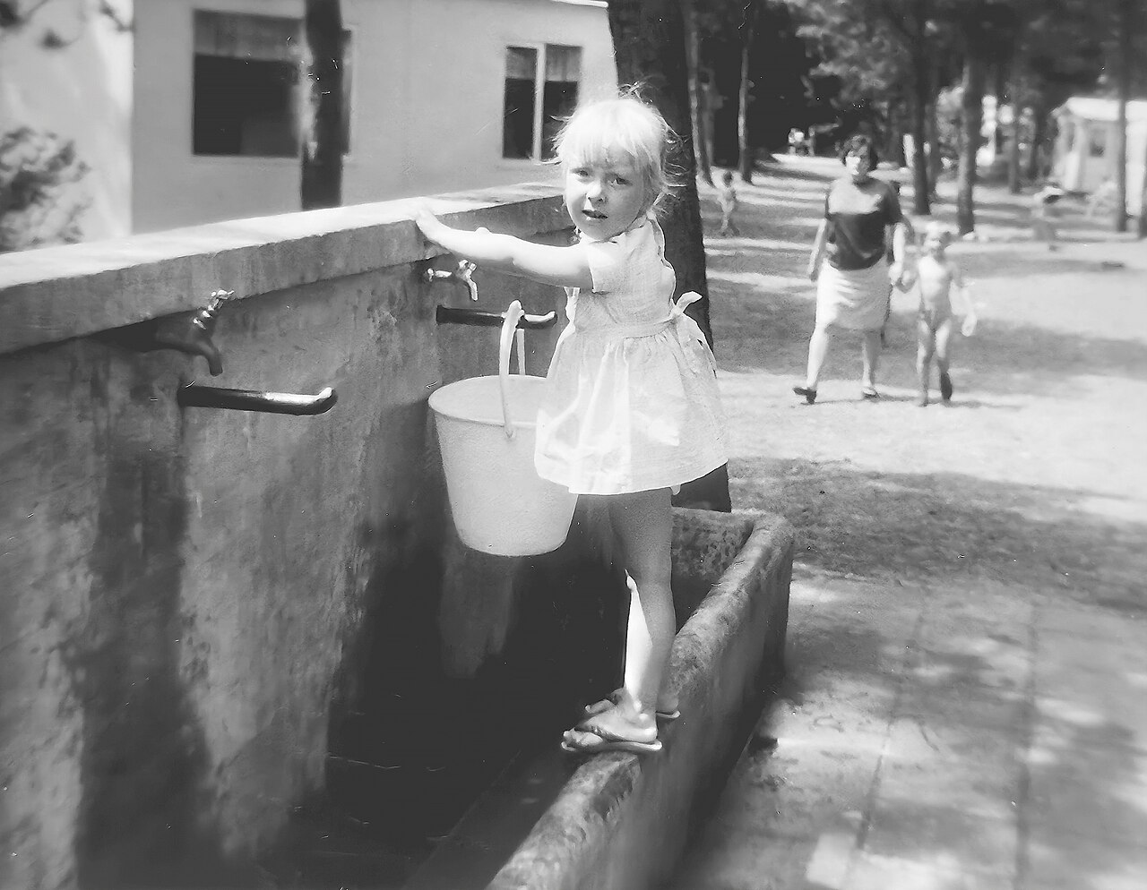 1968-06 Bakkum Camping, Yolanda Lippens water halen
