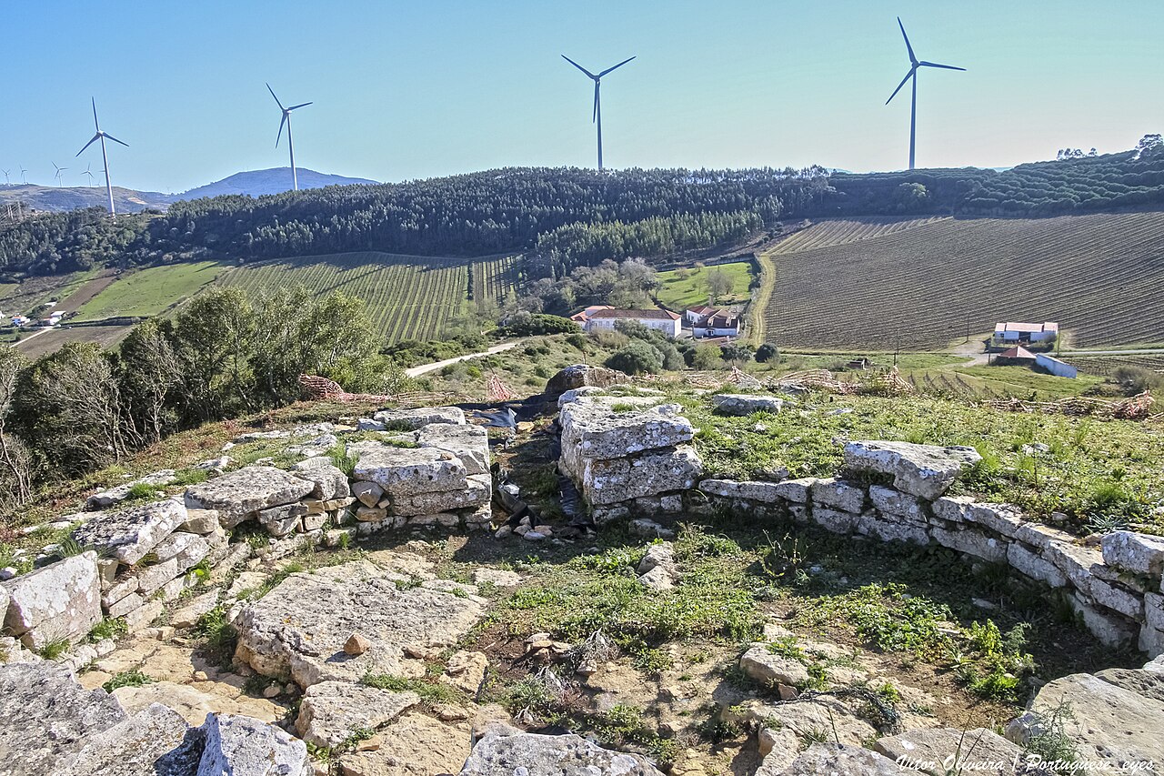 Classificado como Monumento Nacional desde 1910, o tholos do Barro é a maior câmara funerária, deste género, conhecida na Península Ibérica.
Cinquenta anos depois dos últimos trabalhos arqueológicos, aí realizados, os investigadores regressaram ao tholos do Barro, localizado no município de Torres Vedras, para atualizar conhecimentos e perceber quais as técnicas de construção utilizadas na sua construção.
Uma primeira intervenção – após a sua identificação – havia sido realizada em 1909 pelo Padre Paul Bovier-Lapierre, arqueólogo e pré-historiador francês e por Félix Alves Pereira, conservador do Museu Etnológico Português (atualmente Museu Nacional de Arqueologia).
O espólio exumado do tholos e da área envolvente reparte-se pelo Museu Nacional de Arqueologia e o Museu Municipal Leonel Trindade, podendo alguns dos bens culturais ser vistos na exposição temporária Ídolos. Olhares Milenares em exibição no Museu Nacional de Arqueologia até 17 de outubro de 2021. <a href="http://www.museunacionalarqueologia.gov.pt/?p=9043" rel="noreferrer nofollow">www.museunacionalarqueologia.gov.pt/?p=9043</a>