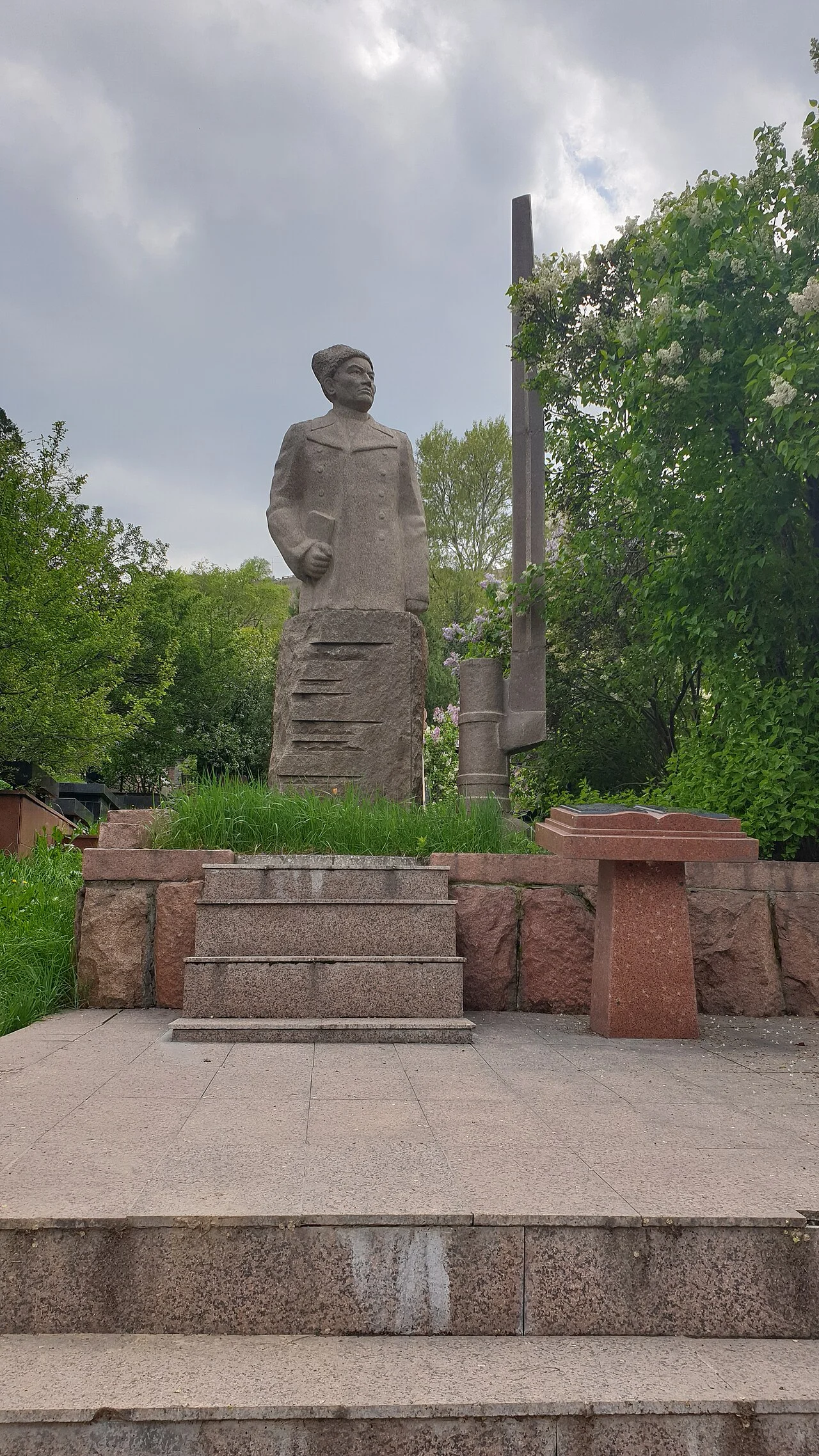 Photo of Bauyrzhan Momyshuly