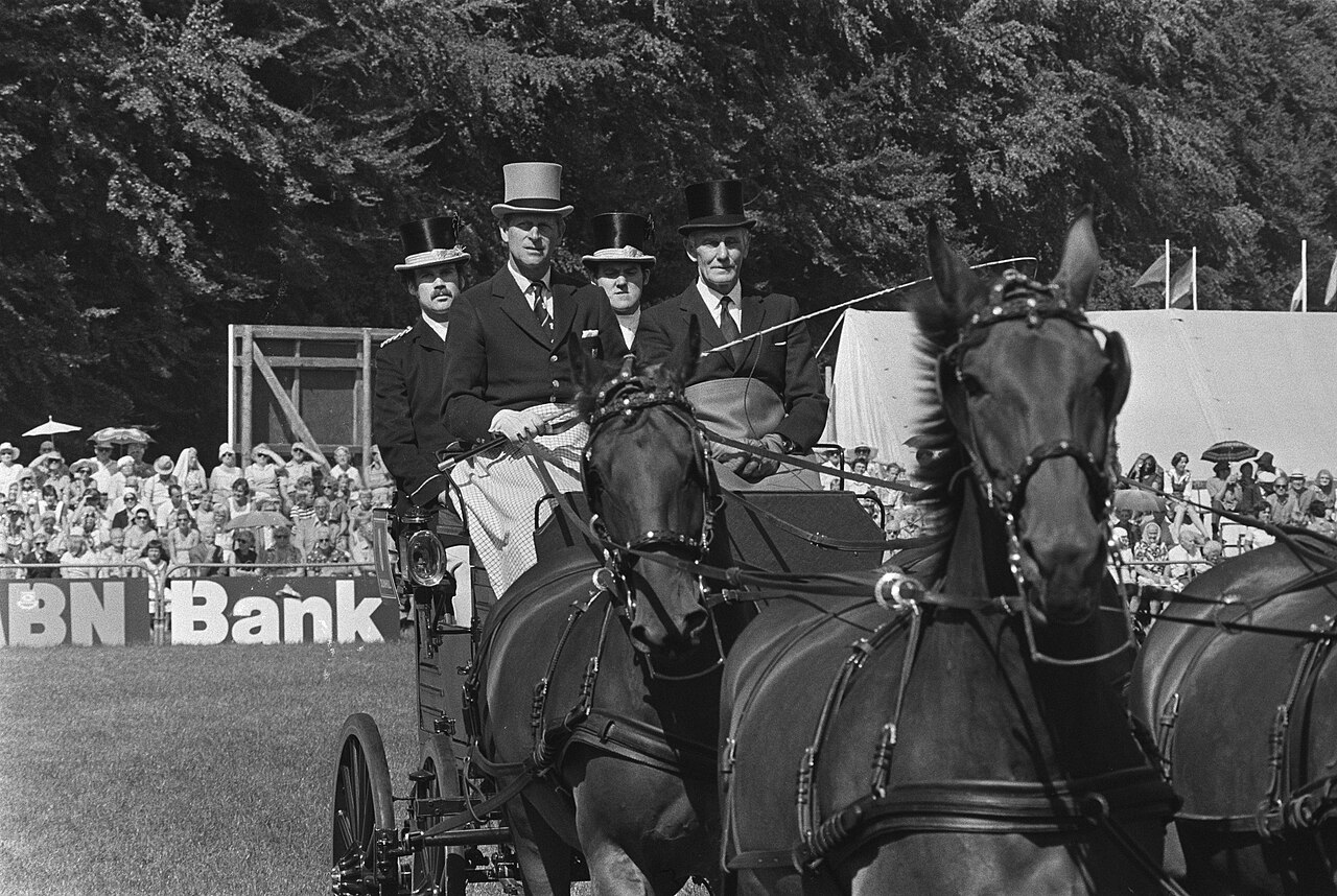 Collectie / Archief : Fotocollectie Anefo
Reportage / Serie : [ onbekend ]
Beschrijving : Serie: Prinses Margriet opent Wereldkampioenschappen Vierspannen bij Het Loo.
Datum : 25 augustus 1976
Locatie : Groot-Brittannië
Trefwoorden : openingen, menwedstrijden
Persoonsnaam : Philip, prins van Groot-Brittannië
Fotograaf : Verhoeff, Bert / Anefo
Auteursrechthebbende : Nationaal Archief
Materiaalsoort : Negatief (zwart/wit)
Nummer archiefinventaris : bekijk toegang 2.24.01.05

Bestanddeelnummer : 928-7465