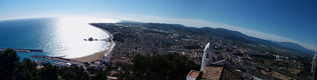 Imagen de Blanes desde el Castillo de San Juan. Se observa el mar Mediterráneo, desembocadura del río Tordera, sierras del Montnegre y Montseny, y pueblos del entorno (Tordera, Palafolls, Malgrat de Mar).