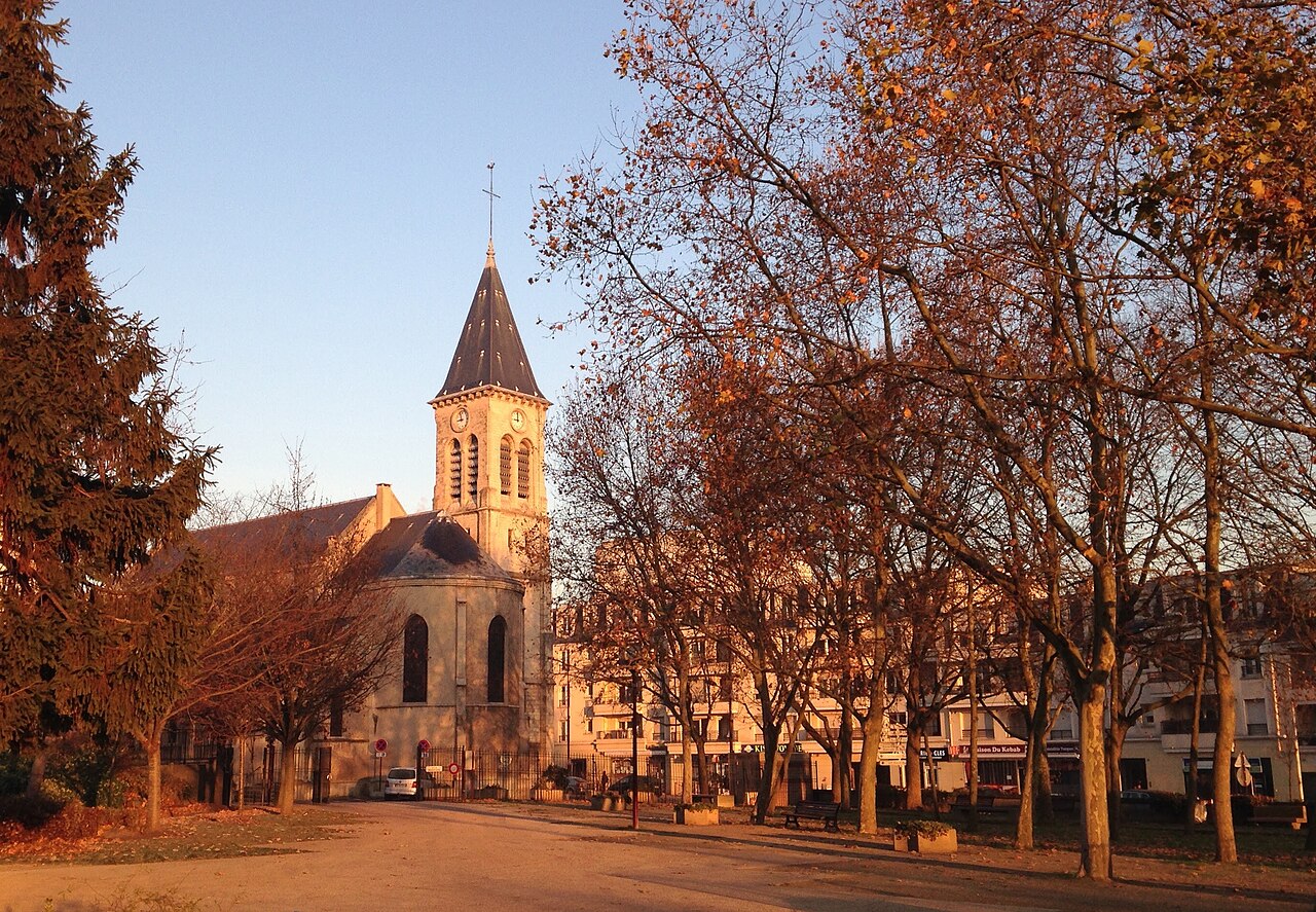 L'église de Bondy (93) vue depuis le square de l'Hôtel de Ville.