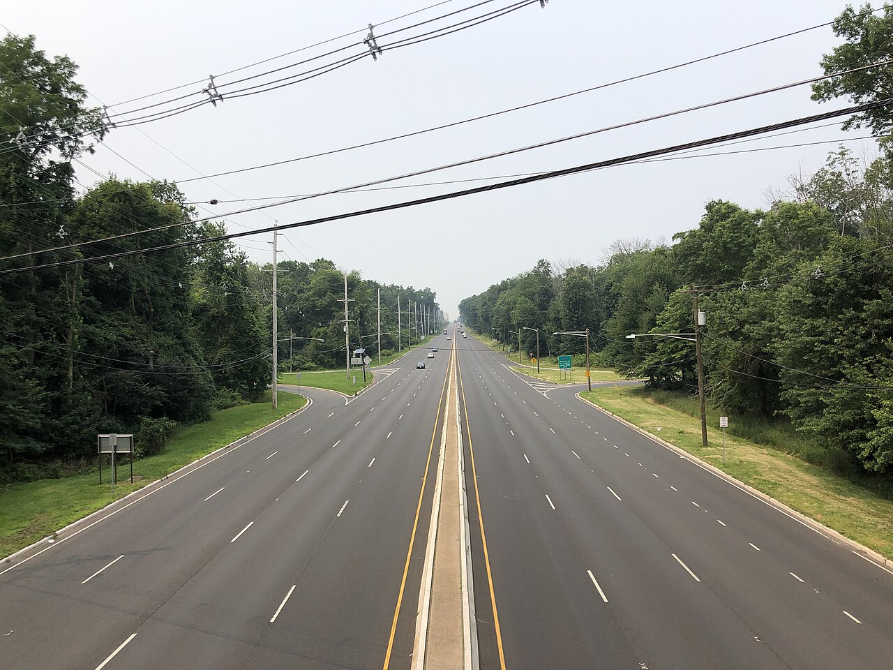 View west along U.S. Route 22 from the overpass for Somerset County Route 527 (Mountain Avenue) in Bound Brook, Somerset County, New Jersey