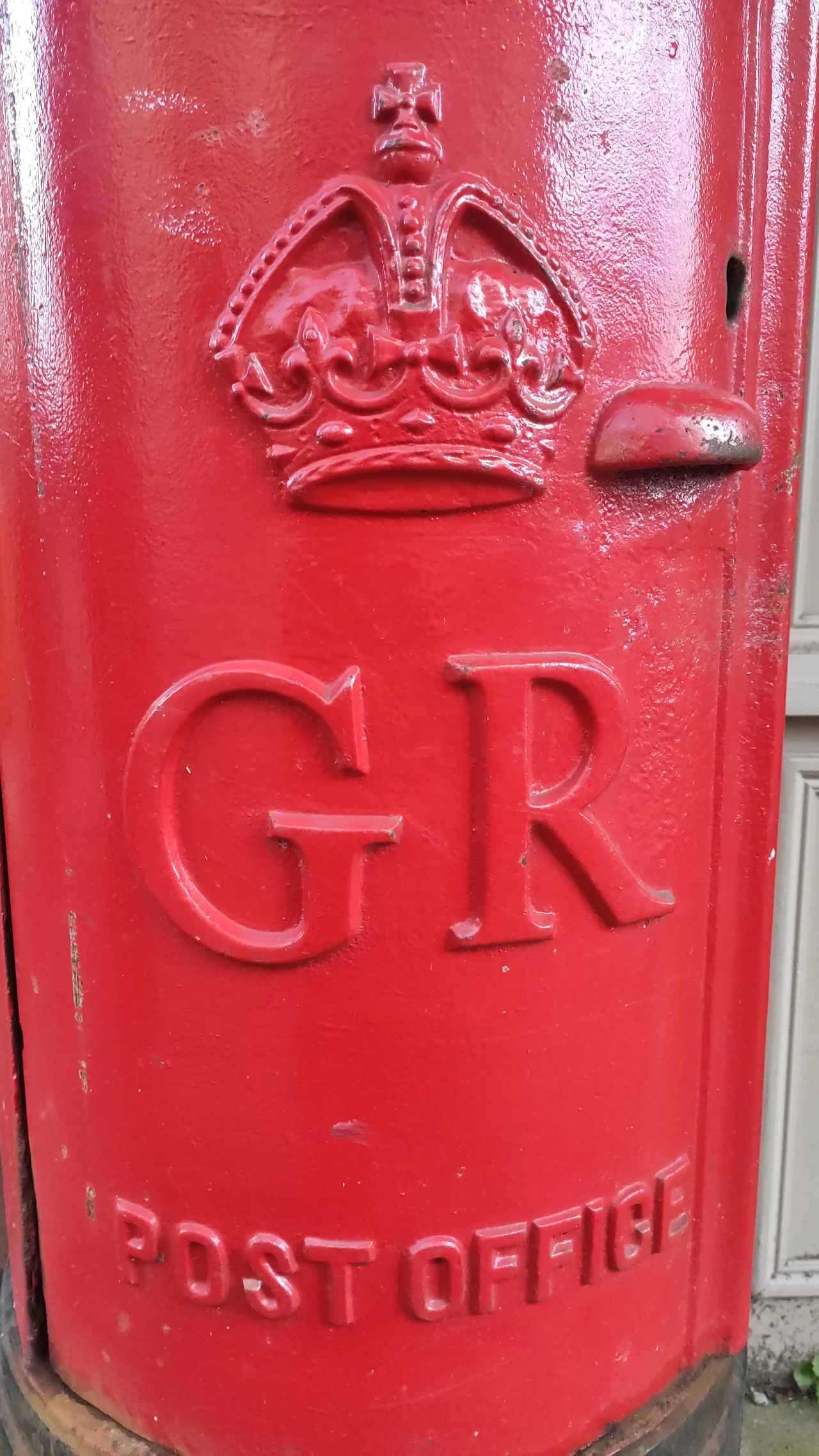 The royal cypher of the BA6 BS2 1302D post box