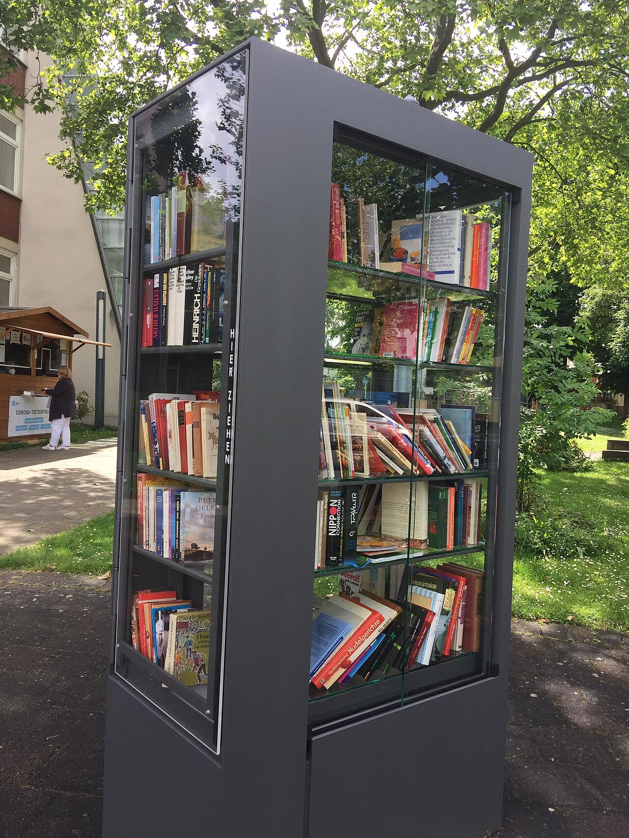 Brackel public bookshelf