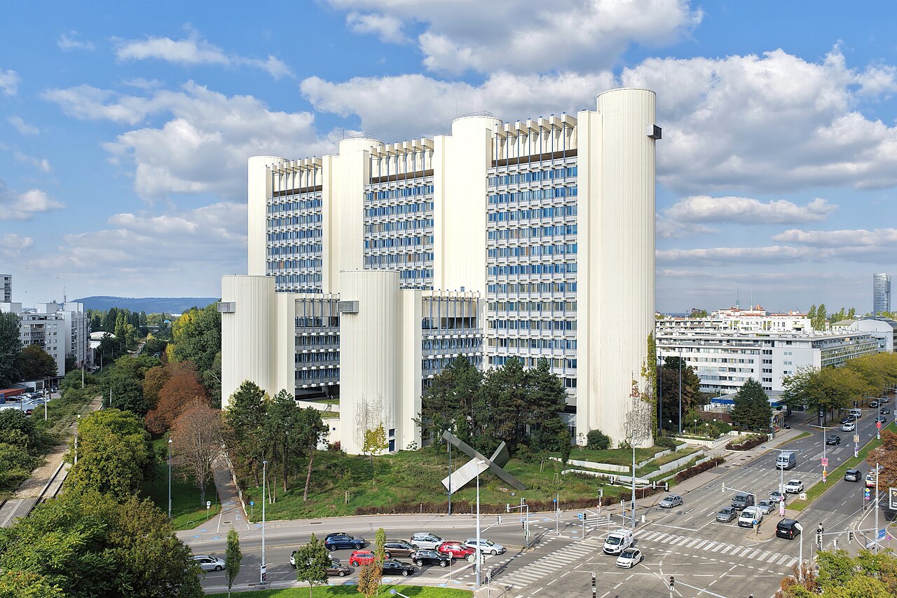 Die ehemalige Zentrale der Allgemeinen Unfallversicherungsanstalt (AUVA) an der Adresse Adalbert-Stifter-Straße 65 im 20. Wiener Bezirk Brigittenau.Der Baukomplex wurde ab 1972 nach Plänen des Architekten Kurt Hlaweniczka (Statik Kurt Koss) errichtet und am 6. Mai 1977 eröffnet. Das Gebäude ist eine Art Hängekonstruktion mit 4 Stahlbetontürme von rd. 64 m Höhe und 6 Stahlbetontürme mit rd. 31 m Höhe (2 westseitig und 4 ostseitig). Diese sind in der Art eines Brückenbauwerks miteinander verbunden und an diesen Verbindungselementen sind mittels Stahlhängesäulen drei- beziehungsweise zwölfgeschossige Bürokomplexe aufgehängt. Mehr Infos auf ORF: [1]. 2021 zog die AUVA in die Twin Towers am Wienerberg um und seitdem steht das Gebäude leer. Im März 2024 wurde ein Unterschutzstellungsverfahren des Bundesdenkmalamtes eingeleitet: [2].Die monumentale Nirosta-Skulptur vor dem Gebäude ist ein Werk aus dem Jahr 1977 und wurde von dem Künstler Oskar Höfinger geschaffen.