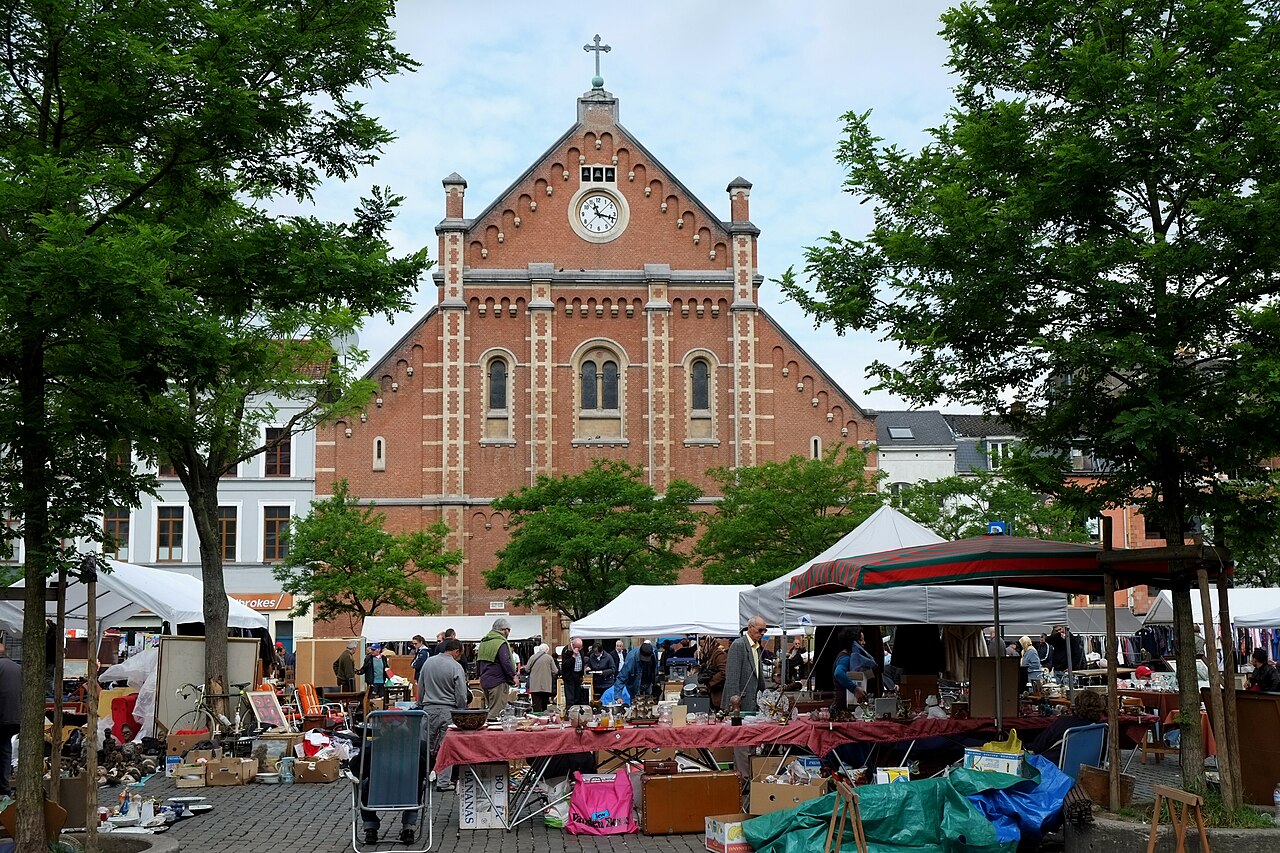 Marché aux puces place du Jeu de Balle dans le quartier des Marolles Bruxelles