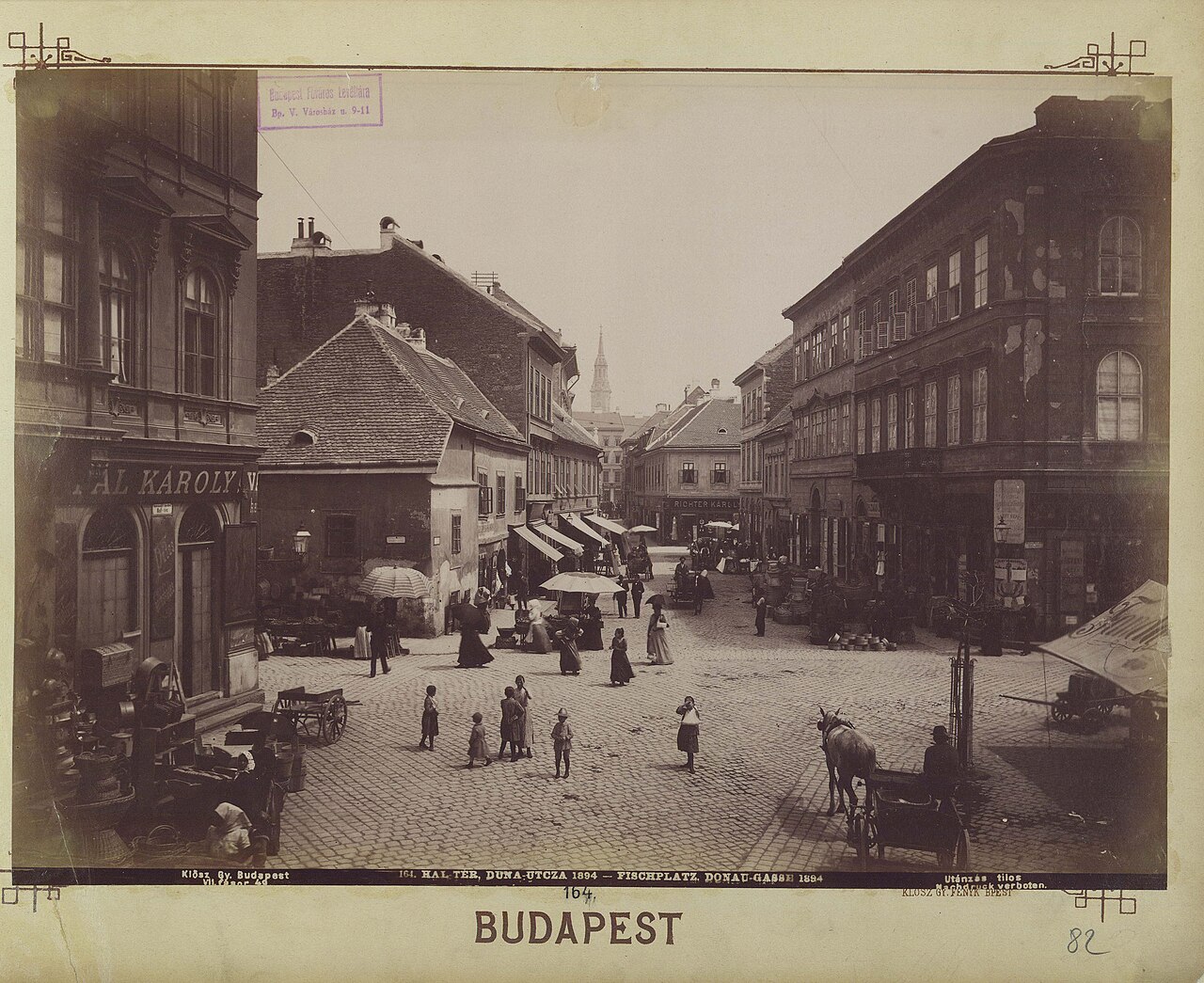 "Hal tér és Duna utca. A felvétel 1890 után készült.