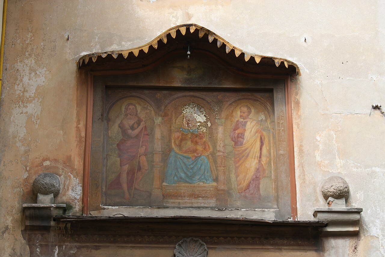 Affresco situato sulla parete esterna di casa Custodi a Busto Arsizio, raffigurante la Madonna dell'Aiuto.