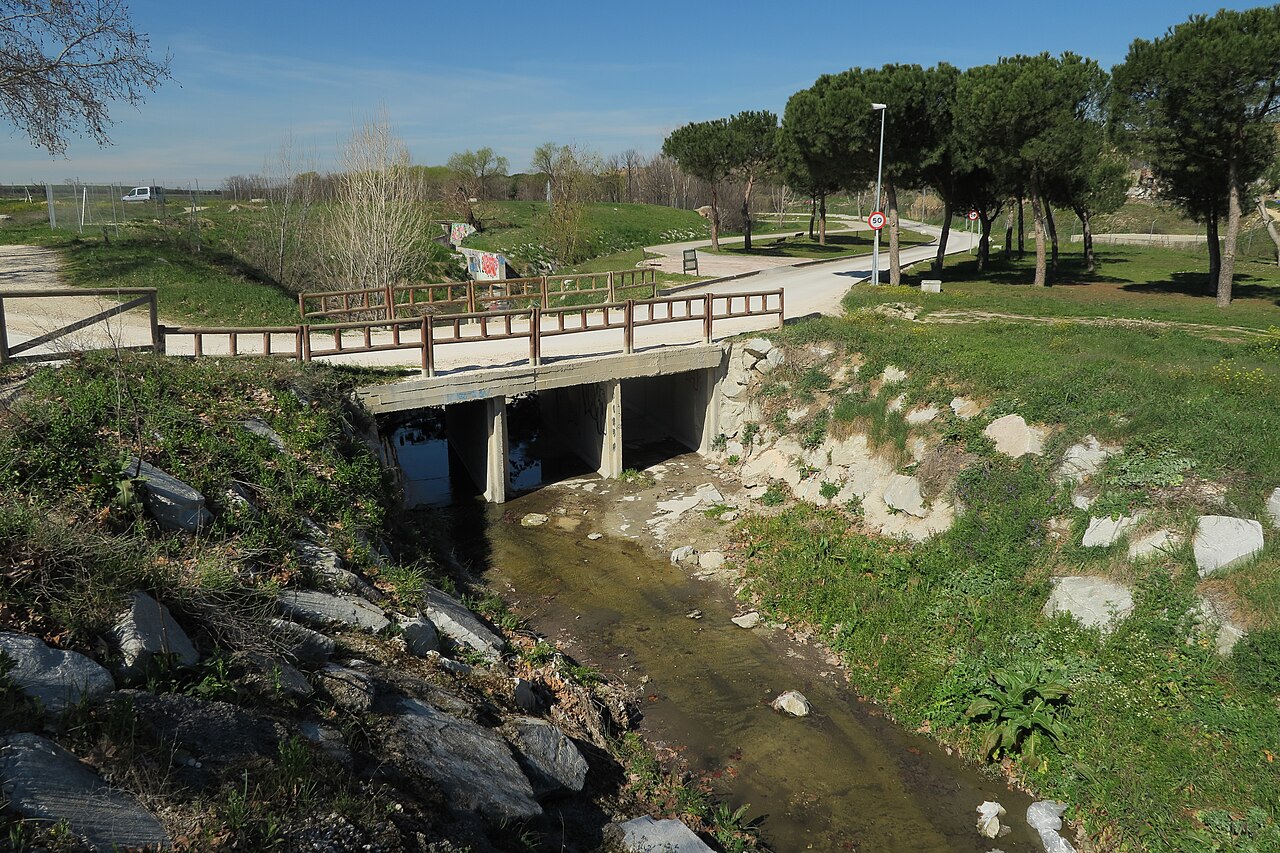 Arroyo Butarque, puente sobre el arroyo a su paso por Leganés