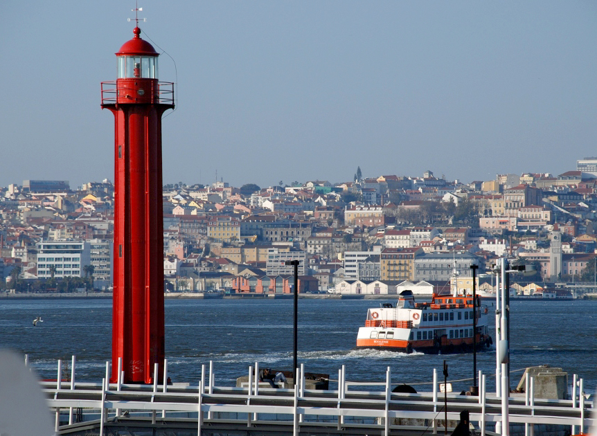 Farol de Cacilhas, Almada, Lisboa, Portugal.