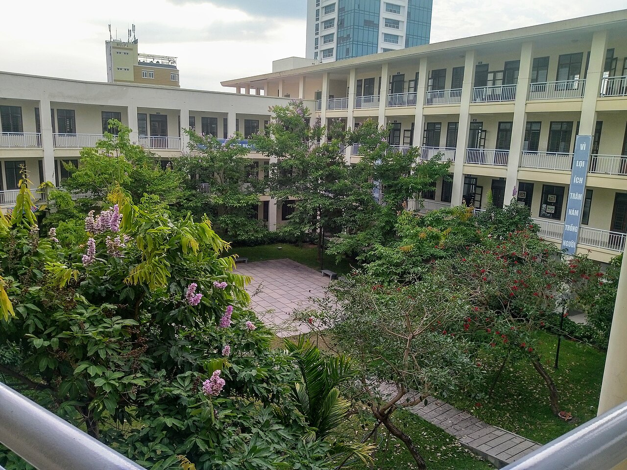 Ảnh chụp bên trong trường THCS - THPT Nguyễn Khuyến, Đà Nẵng. Khu vực giữa hai dãy phòng học.