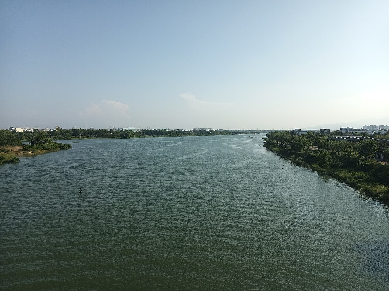 the Cầu Đỏ/Cẩm Lệ river seen from Nguyễn Tri Phương bridge