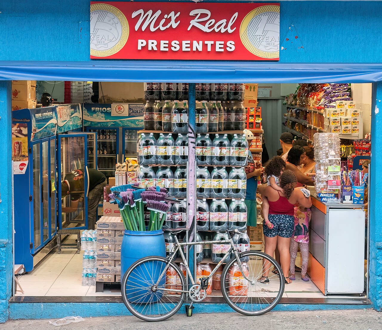 The Mix Real Presentes shop at 81 Avenida Lins de Vasconcelos, in the Cambuci district. São Paulo, Brazil.
