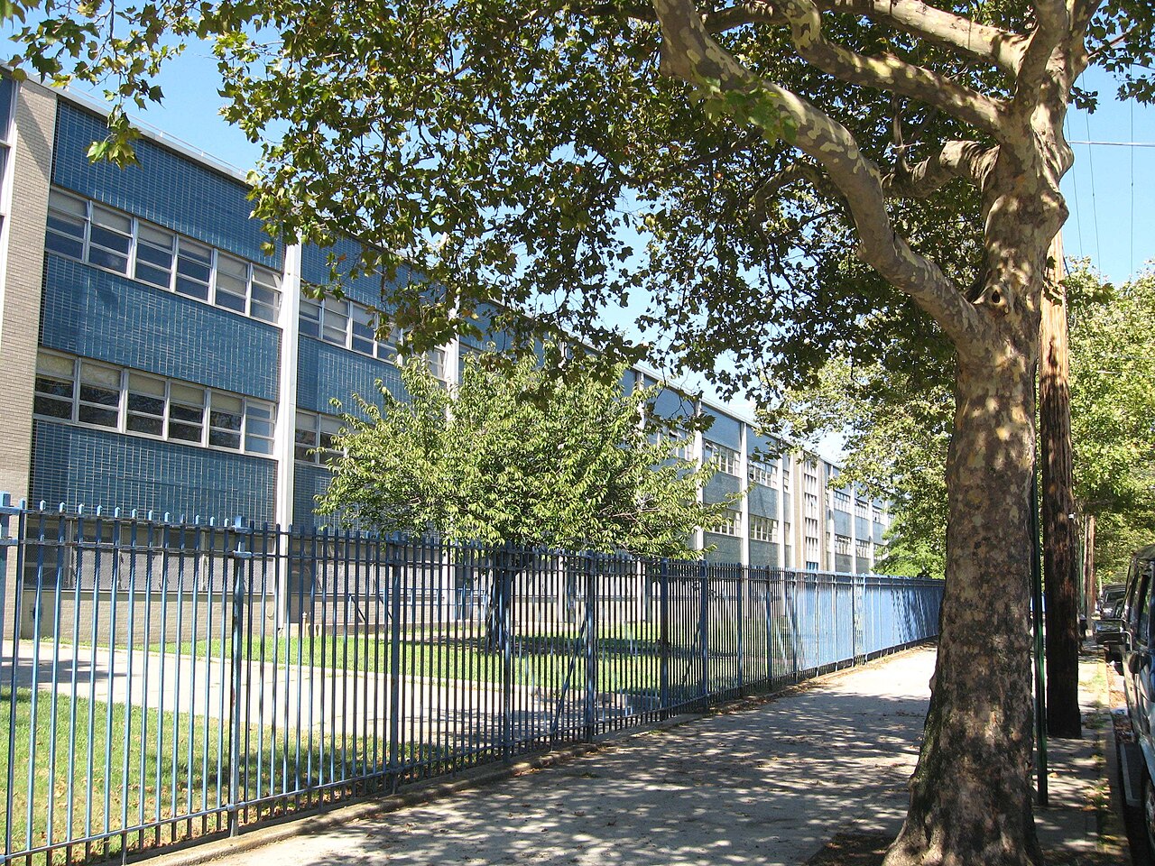 Looking north at en:Canarsie, Brooklyn High School on a sunny midday