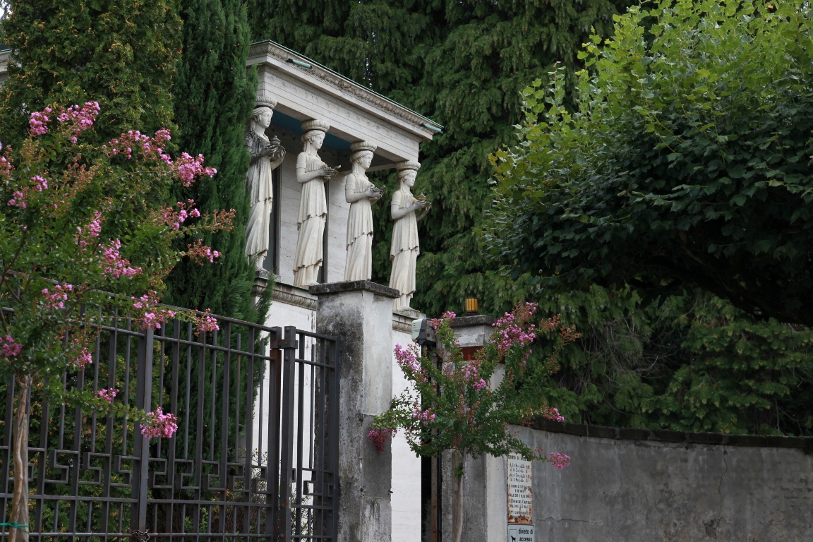 balkono de vilao en Via dei Preoni ĉe la angulo al Via F. Cavalotti en Cantello, Lombardio