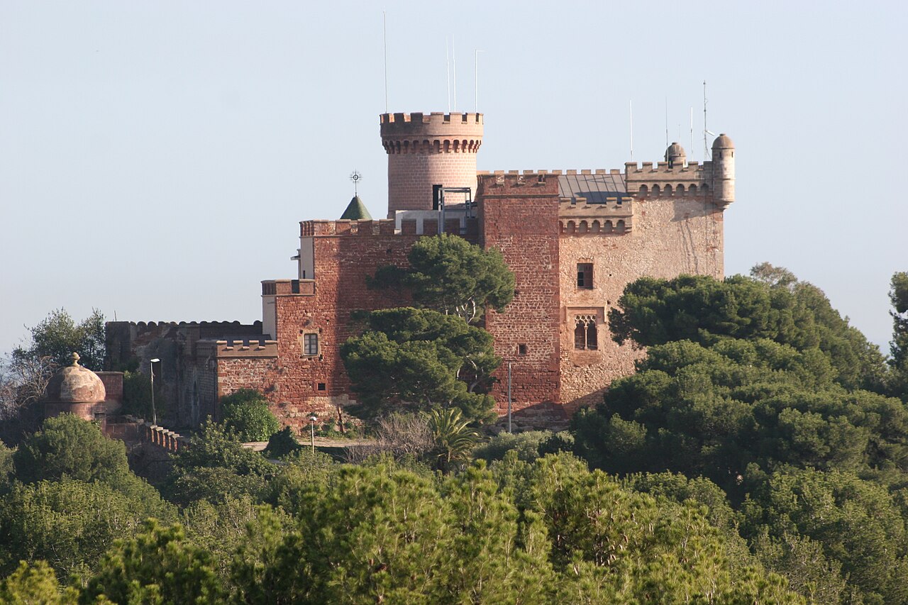 Castle of Castelldefels (Barcelona, Catalonia, Spain). Despite its construction started in the second half of the tenth century, its current appearance corresponds to a renovation of the 1550 (red castle) and a new body (white) built from the second half of the seventeenth century until the second half of the eighteenth.