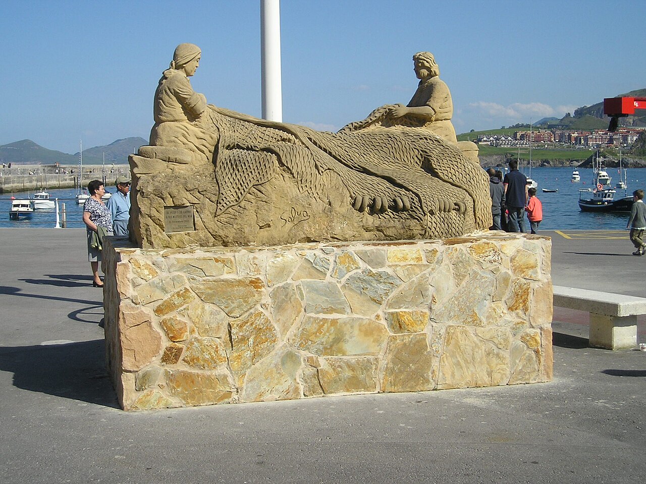 Monumento en el paseo marítimo de Castro Urdiales, en Cantabria (España).