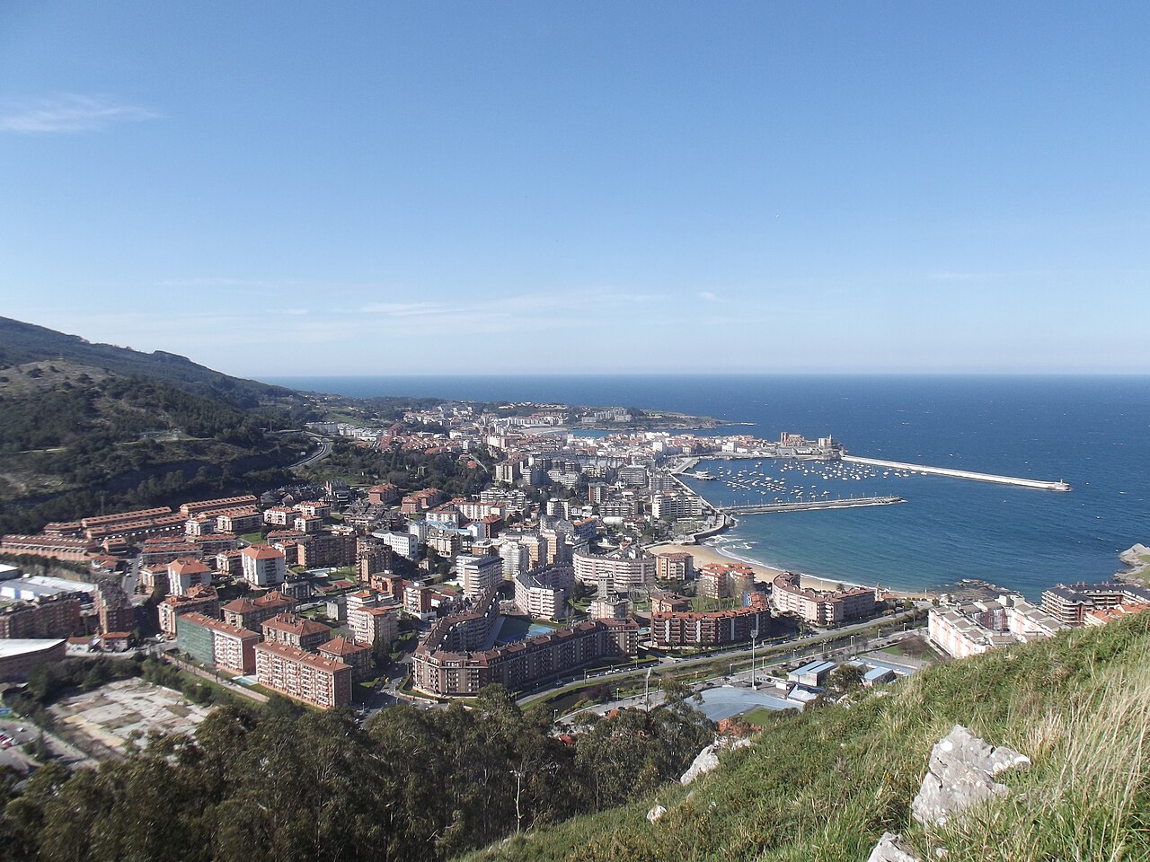 Vista de Castro Urdiales desde la cima del monte Cueto.