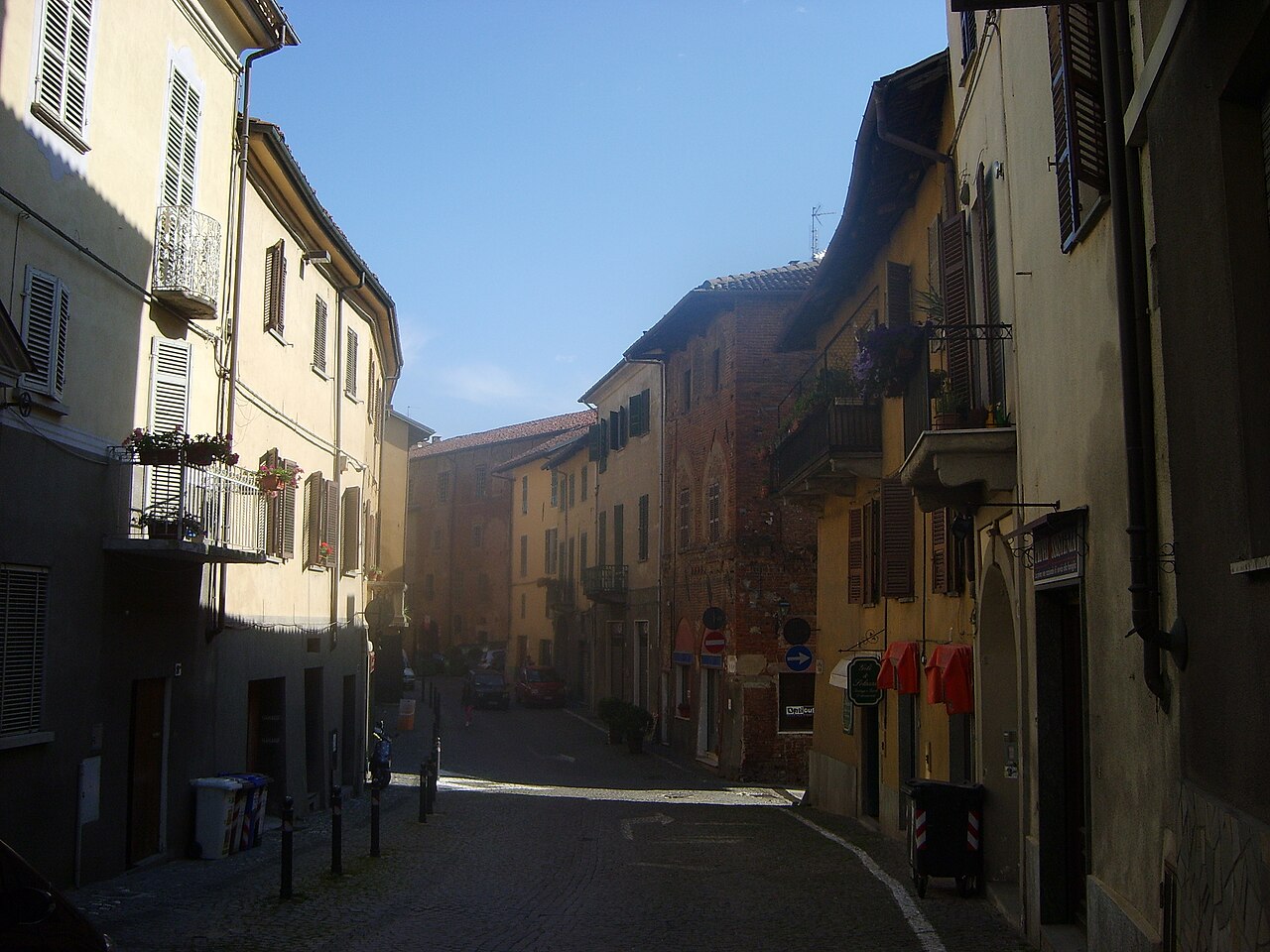 foto di via San Giorgio a Chieri, "cuore" della Chieri medievale