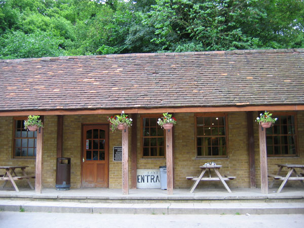 en:Chislehurst, Kent - the entrance to en:Chislehurst Caves taken by C Ford June 2004.