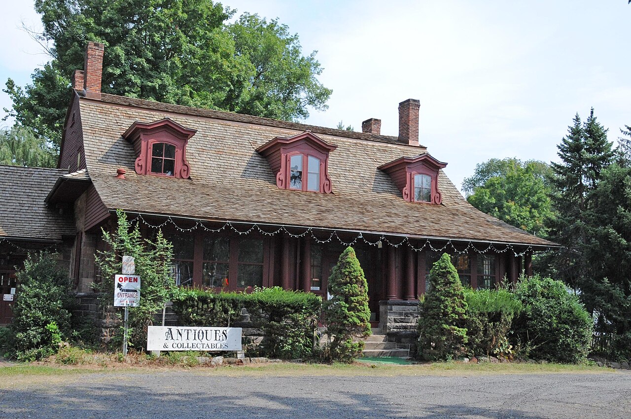 ABRAM DEMAREE WAS A FRENCH HUGUENOT;  HE BUILT THE FIRST AND SMALLER SECTION IN 1720 AND HIS SON BUILT THE LARGER SECTION IN 1809.  ABRAM DEMAREE WAS A MERCHANT AND RAN A STORE AND A TAVERN.  IN  1915 F.M. CURTIS PURCHASED THE PROPERTY AND RAN AN ANTIQUE SHOP  





This is an image of a place or building that is listed on the National Register of Historic Places in the United States of America. Its reference number is 79001471 (Wikidata).