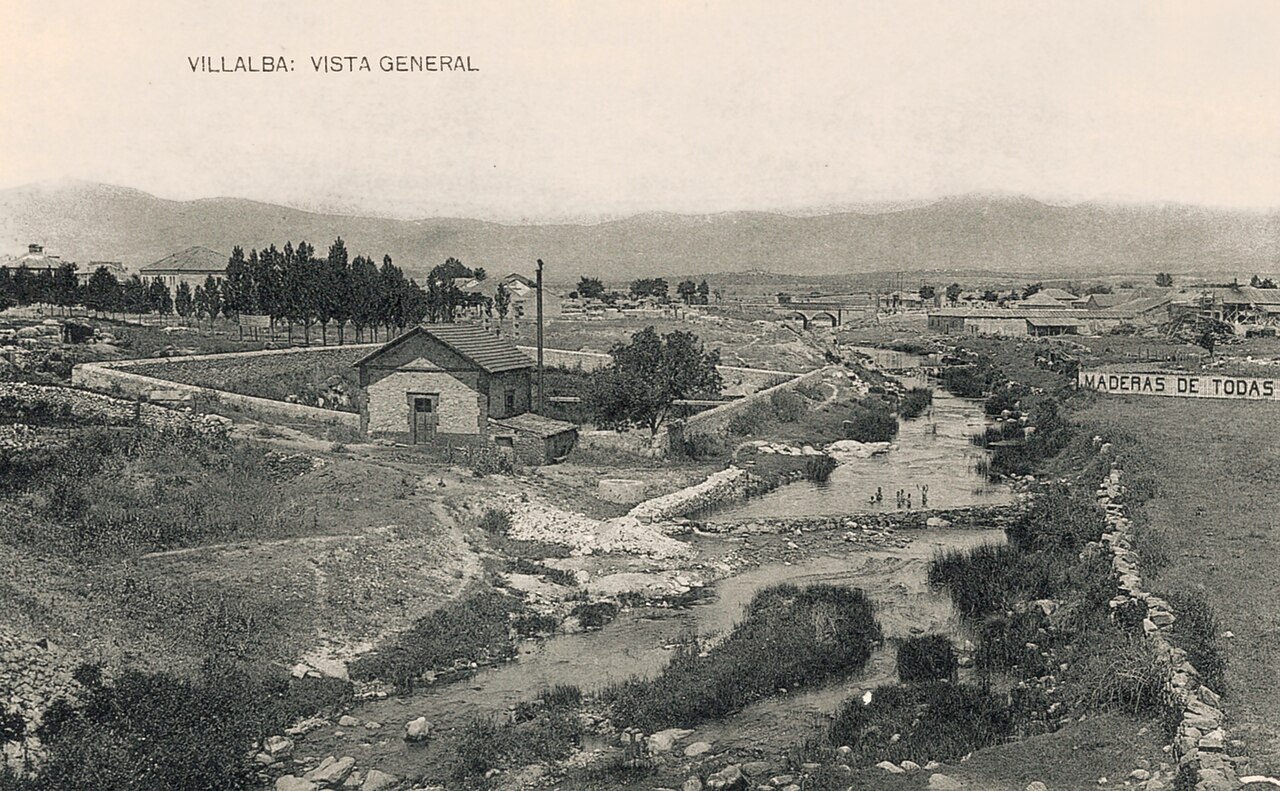 El Río Guadarrama y edificios de Collado Villalba (Madrid)