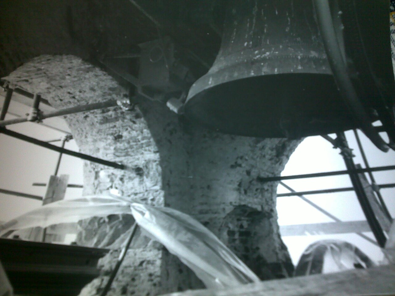 L'interno della cella campanaria del campanile di Cornaredo (MI), dopo la sostituzione del campanone nel 1957