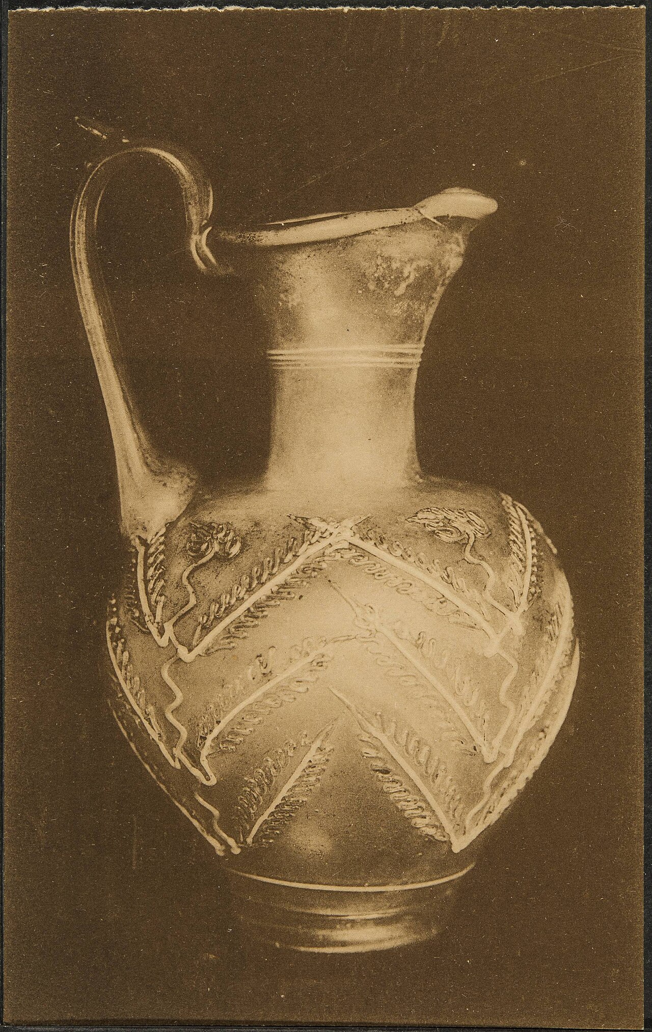 TitleBruxelles. Musées Royaux d'Art et d'Histoire. Parc du Cinquantenaire. Oenochoé en verre, trouvé à Cortil-Noirmont (Epoque belgo-romaine)Date[date de publication inconnu]PublisherBruxelles: ThillUniform titleBruxelles-Brussel. Beelden en objecten. Koninklijke Musea voor Kunst en Geschiedenis. JubelparkSeriesBelgique. Région de Bruxelles-Capitale. Cartes postalesBelgium. Brussels-Capital Region. PostcardsBelgië. Brussels Hoofdstedelijk Gewest. PrentkaartenGenrePost cardsExtent1 kaart / postcardGraphicBrownLanguageFrenchAdditional infoGeneral note: Brussel. Koninklijk Museum voor Kunst en Geschiedenis. Jubelpark. Oinochoë (wijnkaraf) in glas, gevonden in Cortil-Noirmont (belgo-romeinse tijd)General note: Titelgegevens ontleend aan prentkaartSourceLibrary CatalogSource IDlbsn9992163011701471