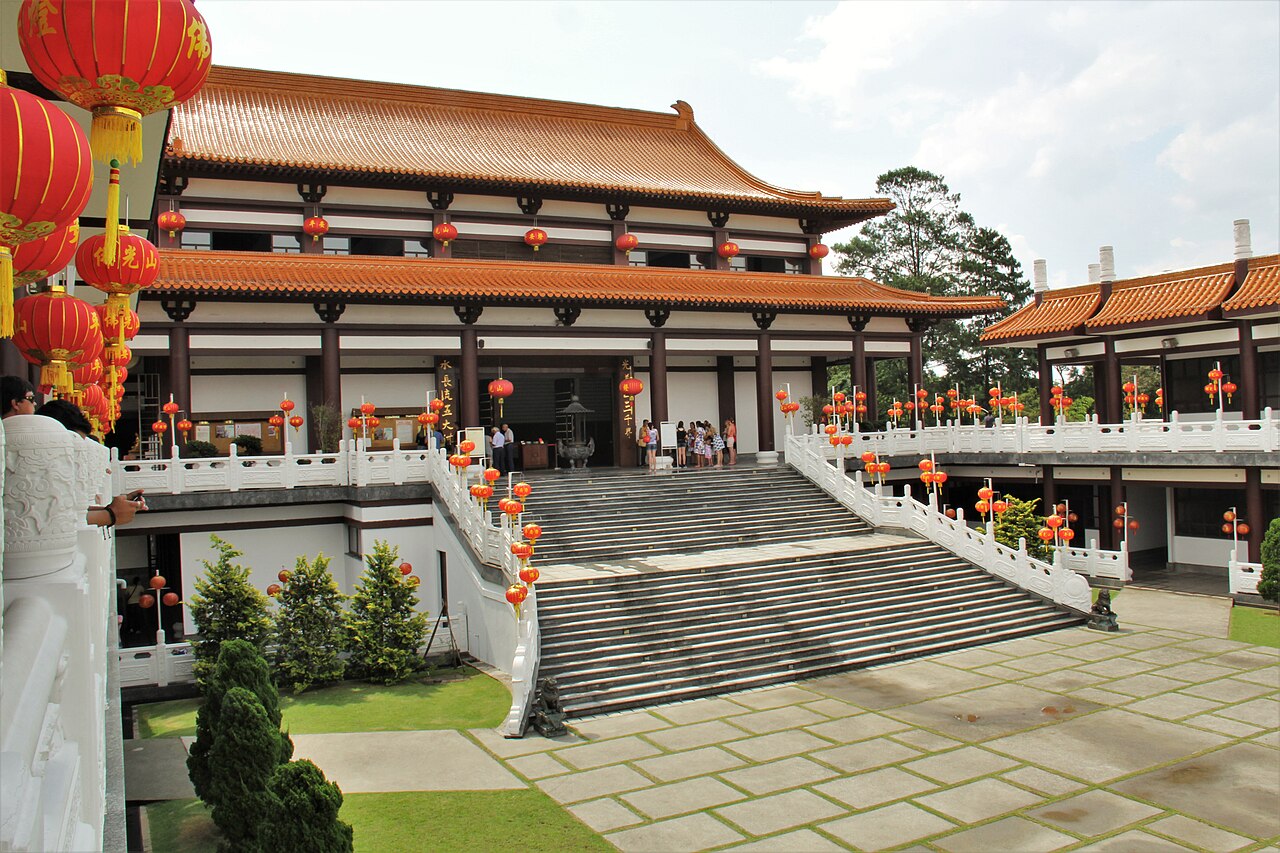 The Zu Lai Temple, located in Cotia in the metropolitan region of São Paulo, is the first temple of the Fo Guang Shan Monastery in Latin America.