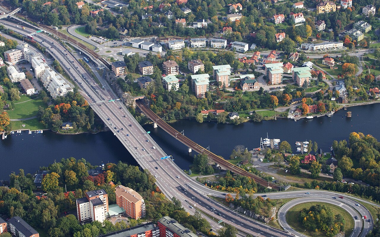 Stocksundet viewed from the south from a helicopter, showing the road bridge and the new rail bridge. The remaining pier of the old rail bridge can just be seen at right.