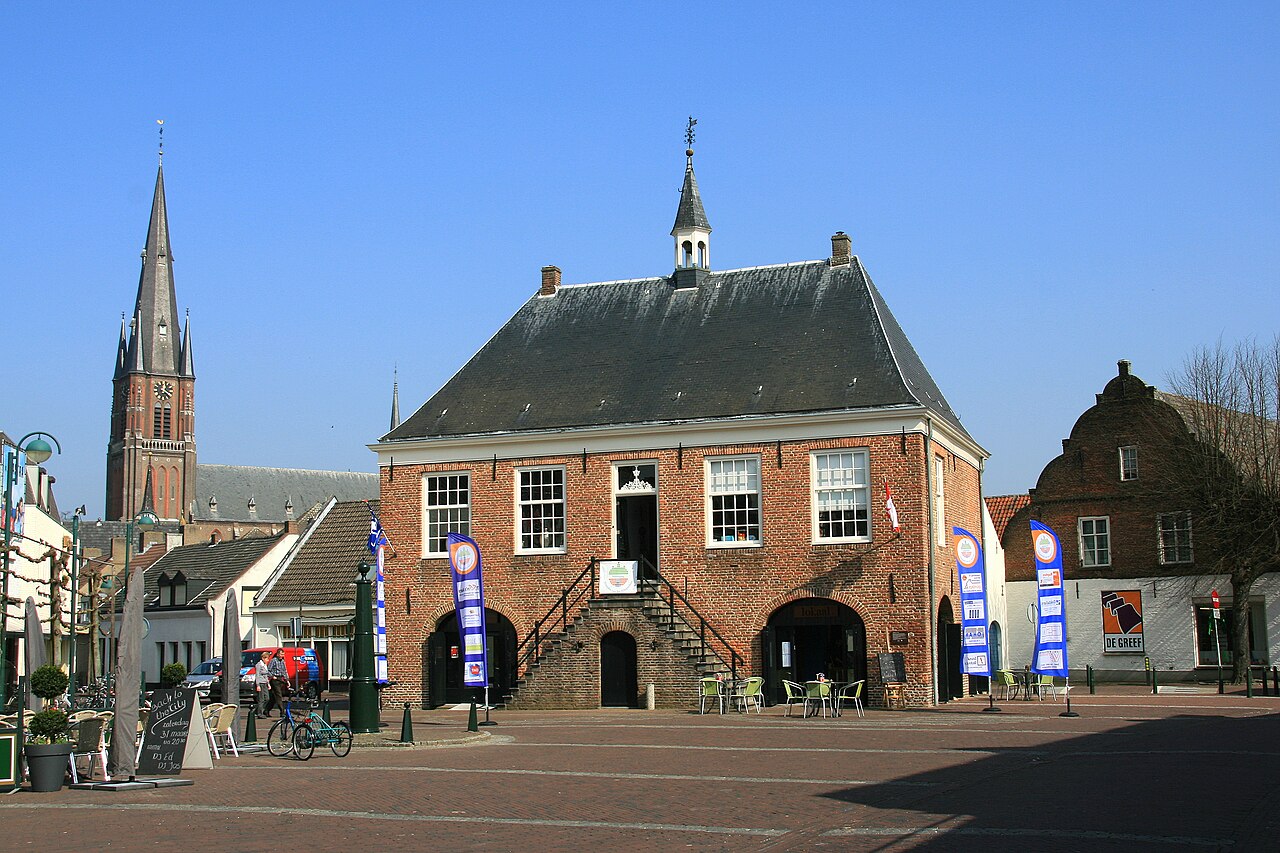 Het schepenhuis is een eenvoudig gebouw op rechthoekige plattegrond met schilddak en bordes met trappen. Het werd in 1771 gebouwd naar plannen van de Boxtelse landmeter Hendrik Verhees en heeft dienst gedaan als raadhuis met cachot en brandspuitbergplaats, maar ook als garen- en botermarkt. Bij de restauratie in 1981-'82 werd het gebouw, dat door verbouwingen ingrijpend was gewijzigd, in de oorspronkelijke staat gereconstrueerd.