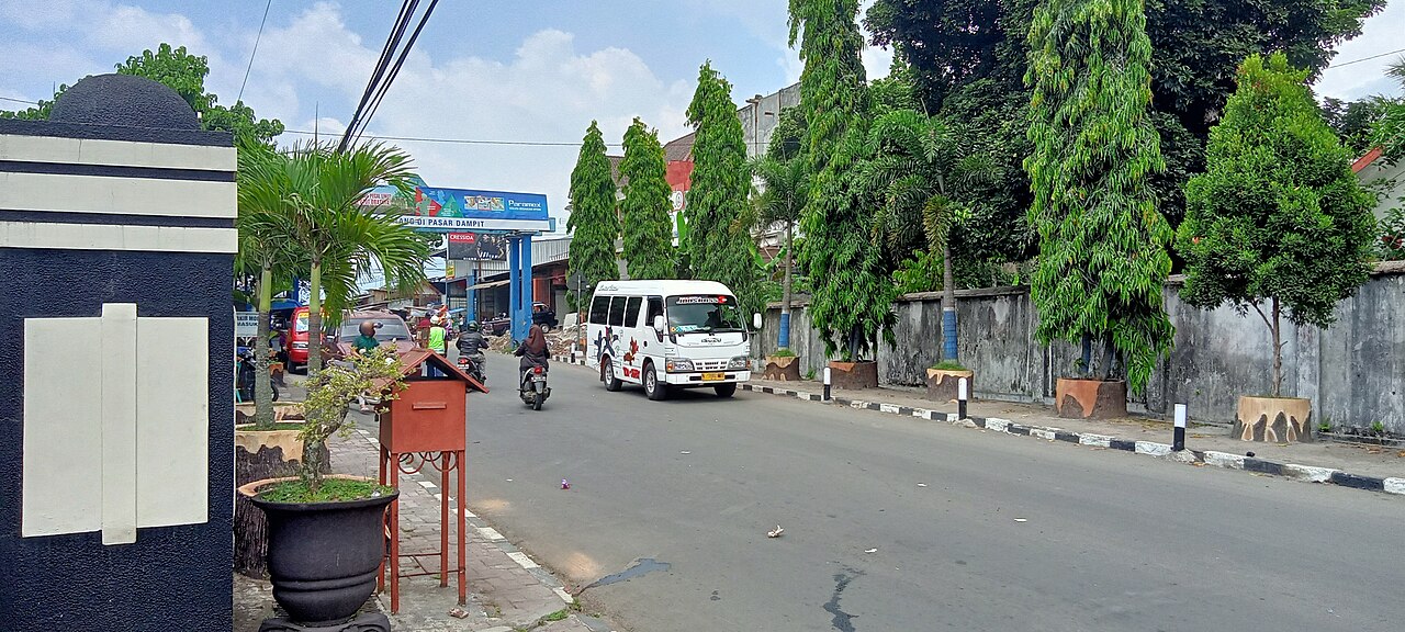 Tampak MPU jurusan Dampit-Gadang berangkat dari Terminal Dampit (lokasi Depan Masjid Besar Dampit)