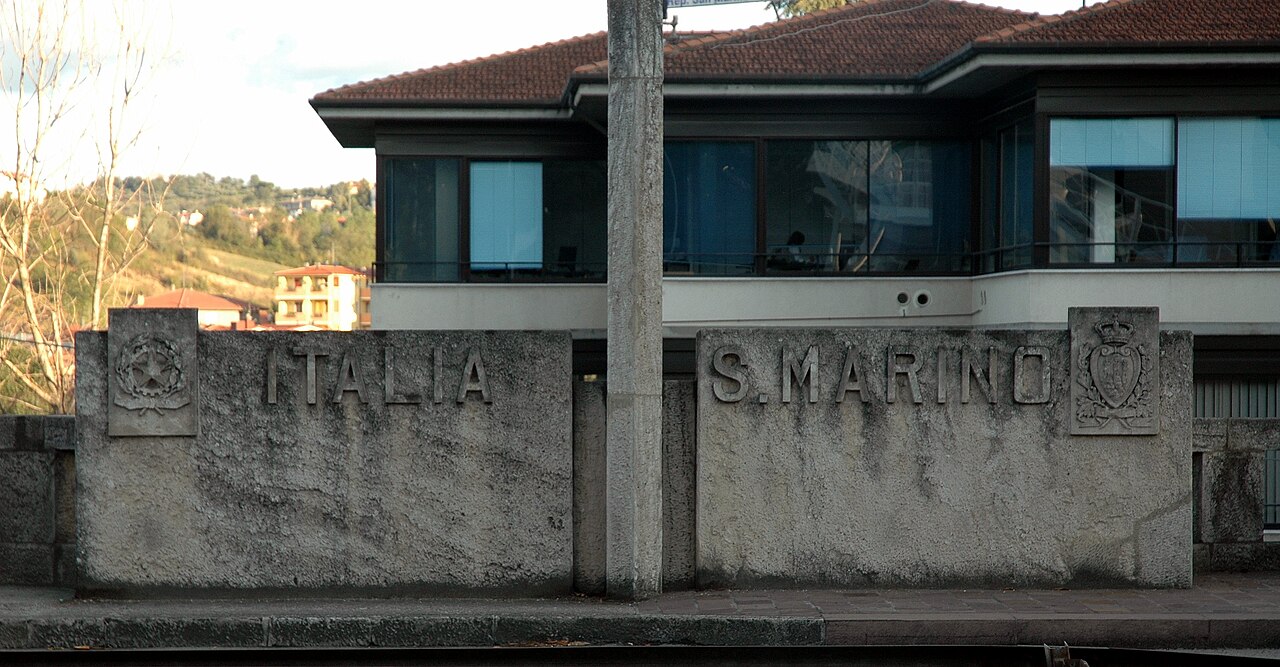 Dogana (San Marino): granica państwowa z Włochamidroga numer SS72:
San Marino - Via Tre Settembre
Italy - Strada Statale Consolare Rimini San Marino