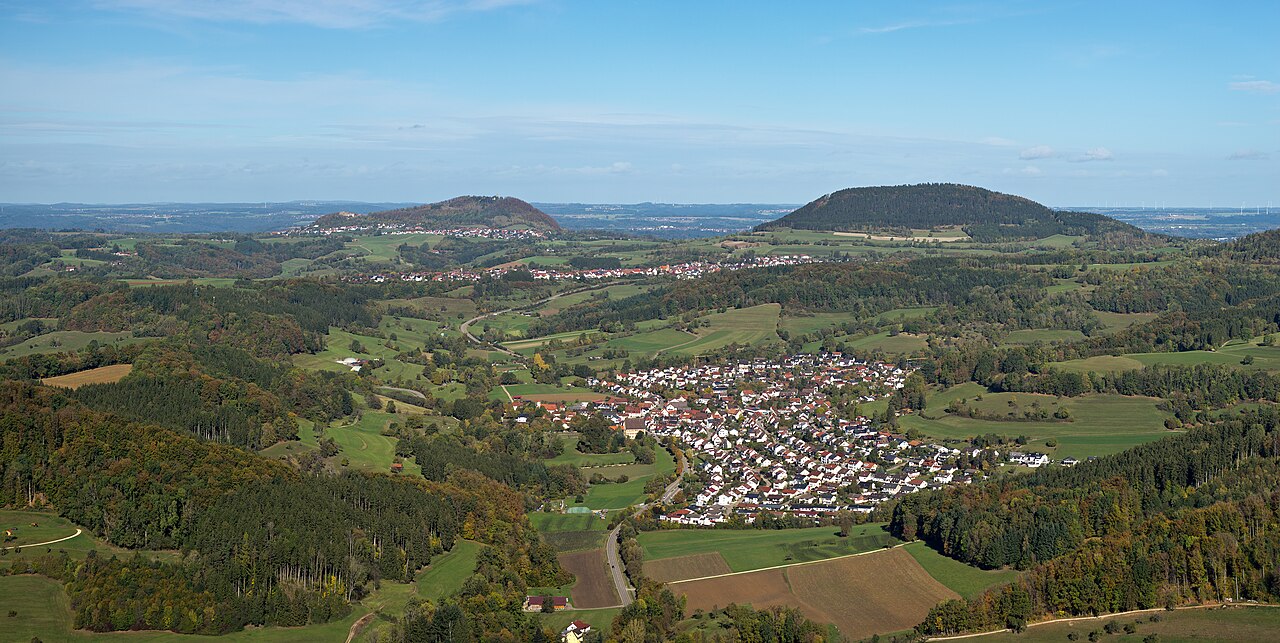 View from the Messelstein to the villages of Winzingen and Wißgoldingen and the mountains Rechberg and Stuifen.