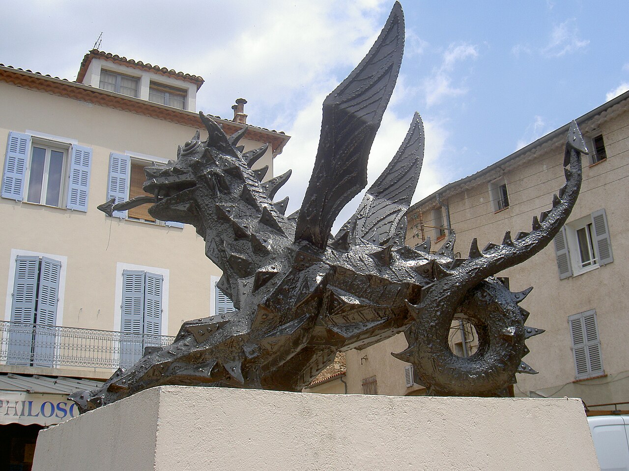 Statue representant un dragon dans la ville de Draguignan