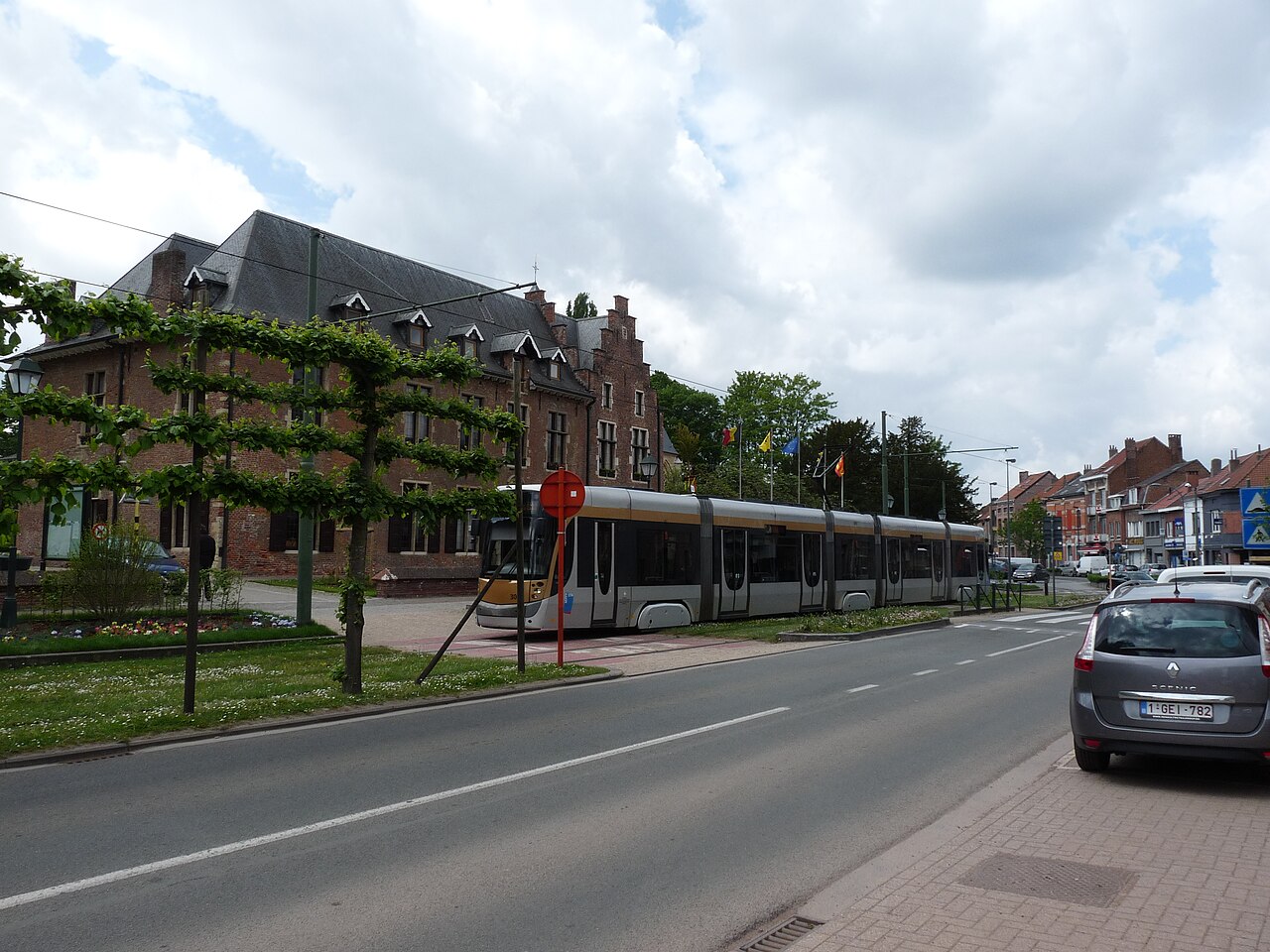 Tramlijn 52 voor het gemeentehuis in Drogenbos
